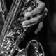 Eine Hand am Saxophon