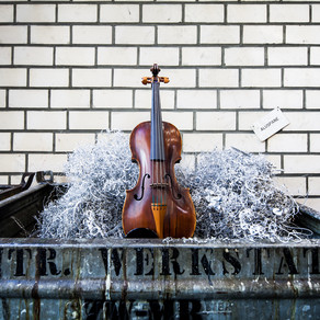 Geige in einer Werkstatt