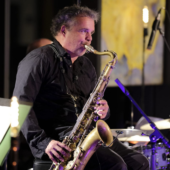 Peter Brand beim Saxophonspielen